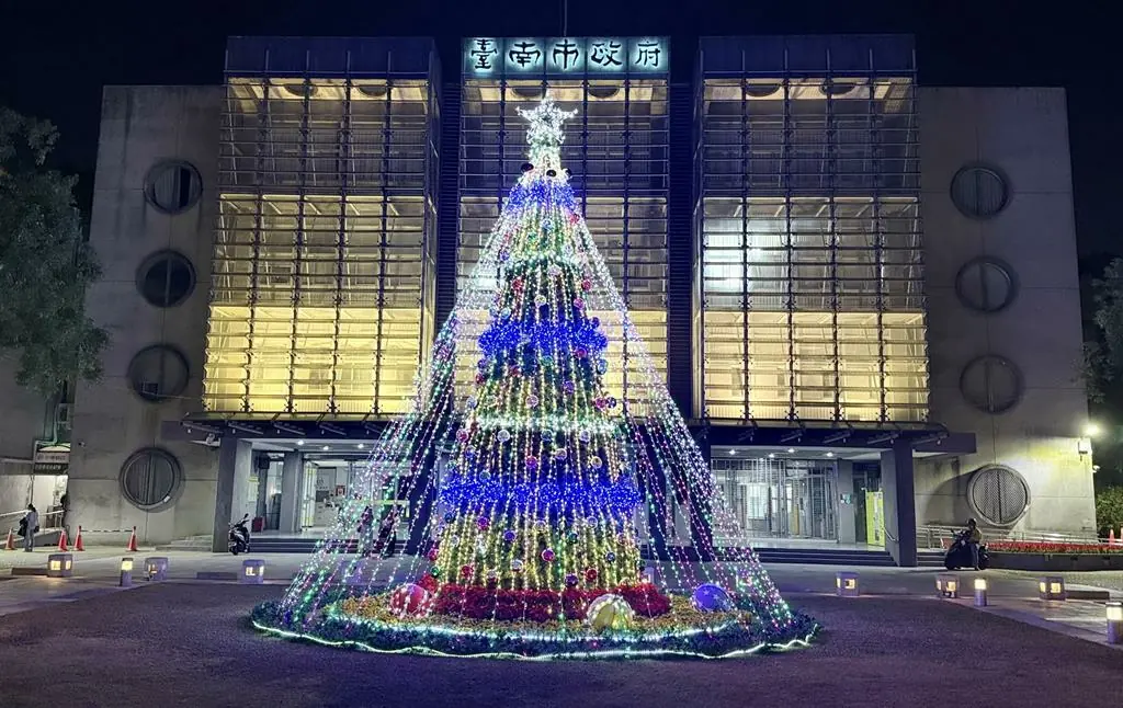 幸福臺南耶誕點燈民治中心市民廣場首度飄雪   歡迎親子來逛市集看表演