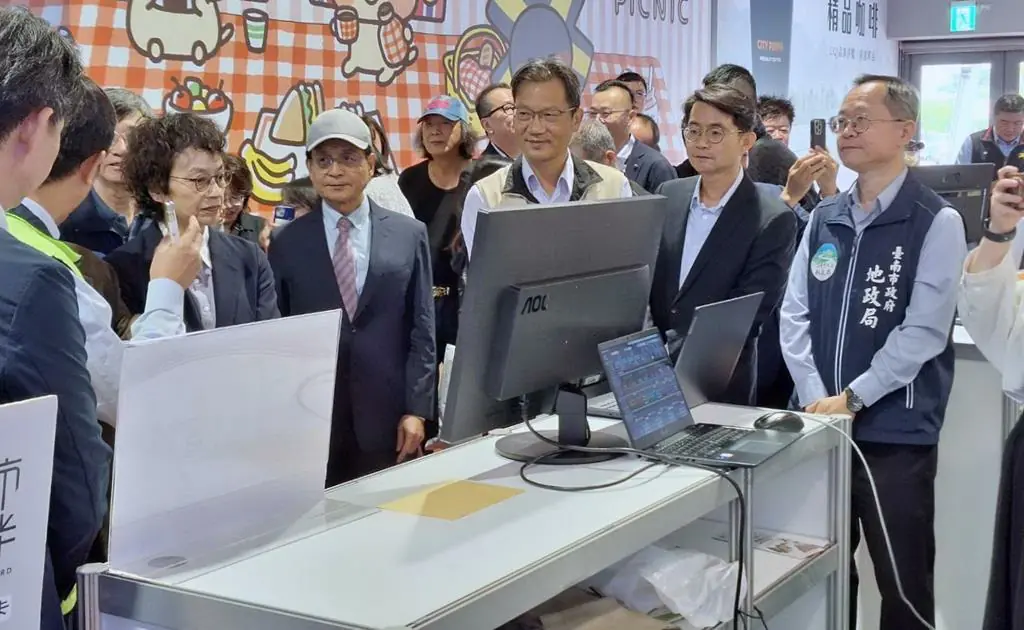 臺南資訊月智霸AI科技展登場 展現臺南智慧城市建設與AI應用創新成果 臺南資訊月智霸AI科技展登場 展現臺南智慧城市建設與AI應用創新成果