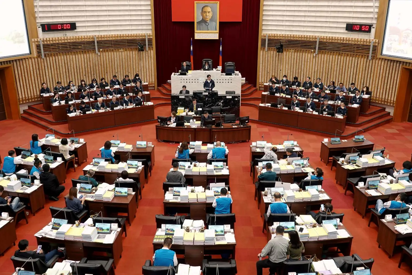 藍議員怒吼護航市府　國民黨團霸占主席台抗議議事不公