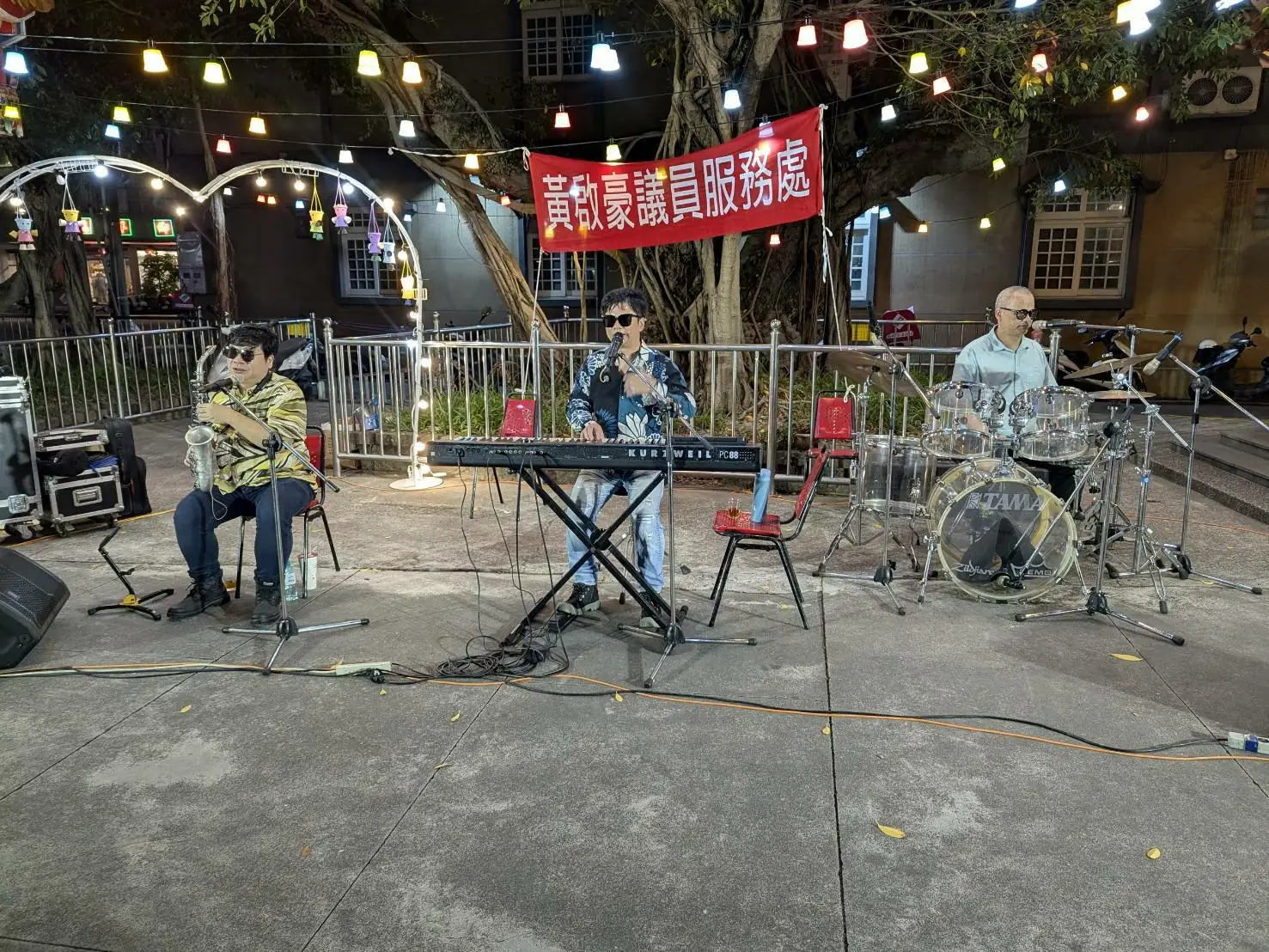 金曲歌王王俊傑攜手視障樂團  若竹兒基金會與騎虎王爺廟溫暖開唱  門口埕的Melody重現台語歌的庶民風華