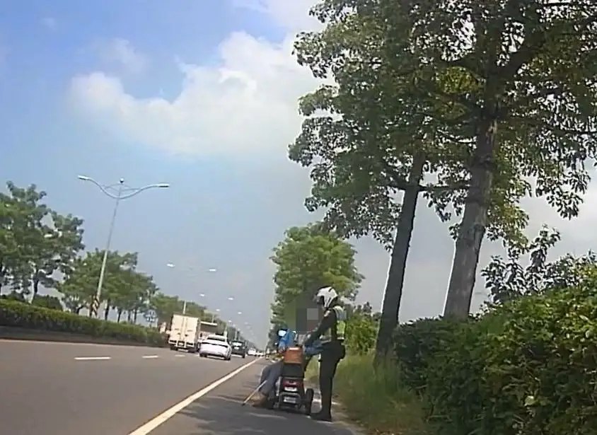老翁騎電動車故障待援 枋警暖心陪伴化解驚慌