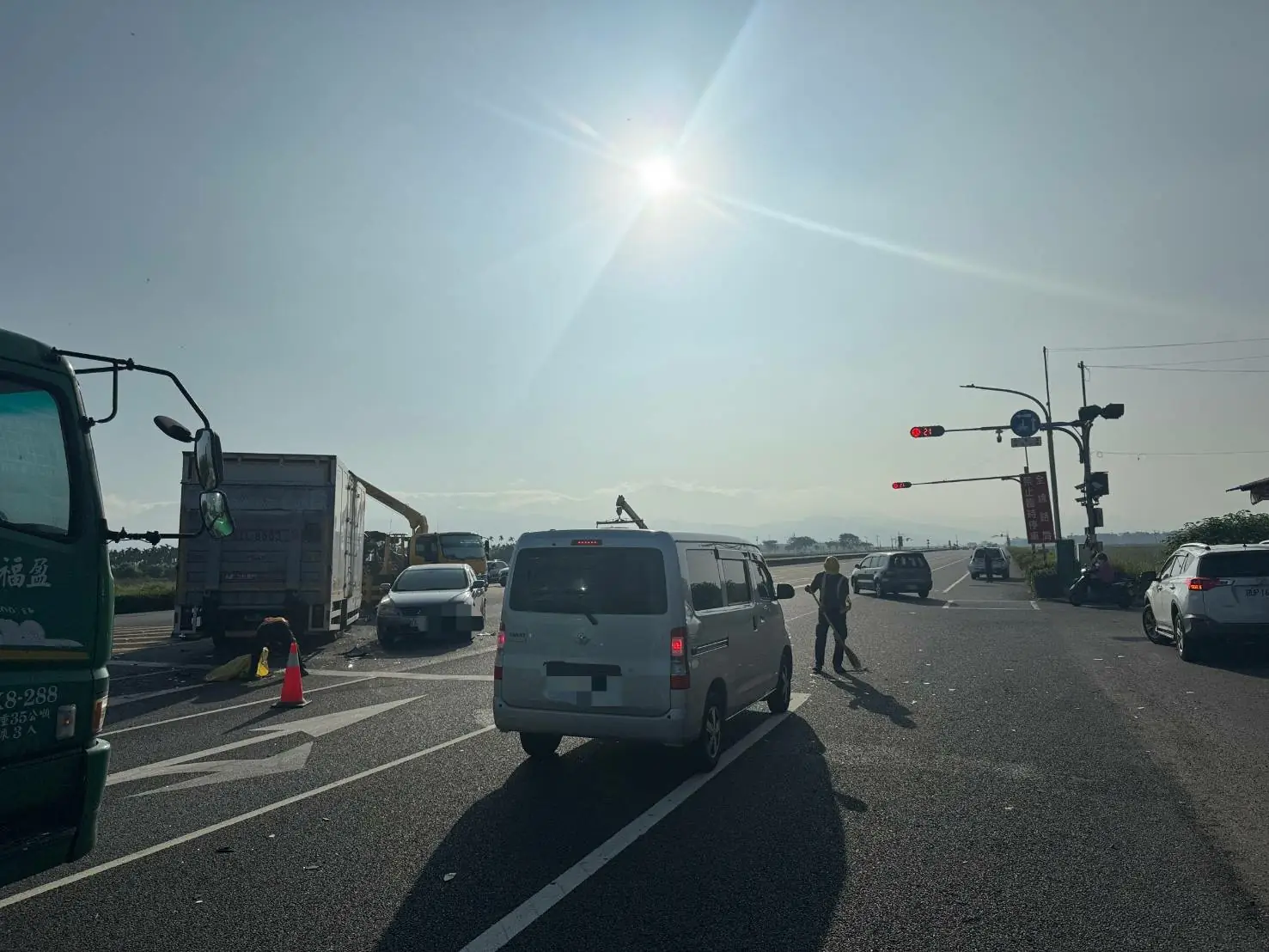 佳冬鄉戰備跑道 大貨車追撞前面5輛自小客3傷送醫