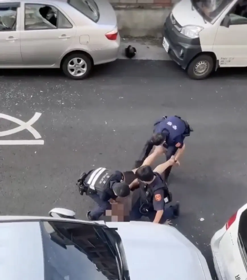 醉男砸車還脫衣  民雄分局快打警力速逮現行犯到案
