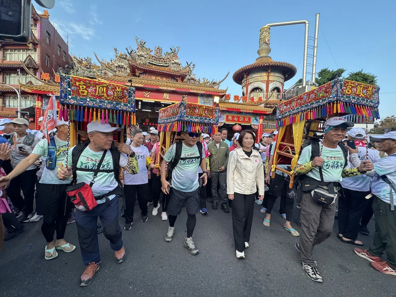 揹媽祖 上大武」大陣仗，千餘位信徒陪同，健行隊伍浩盪壯觀