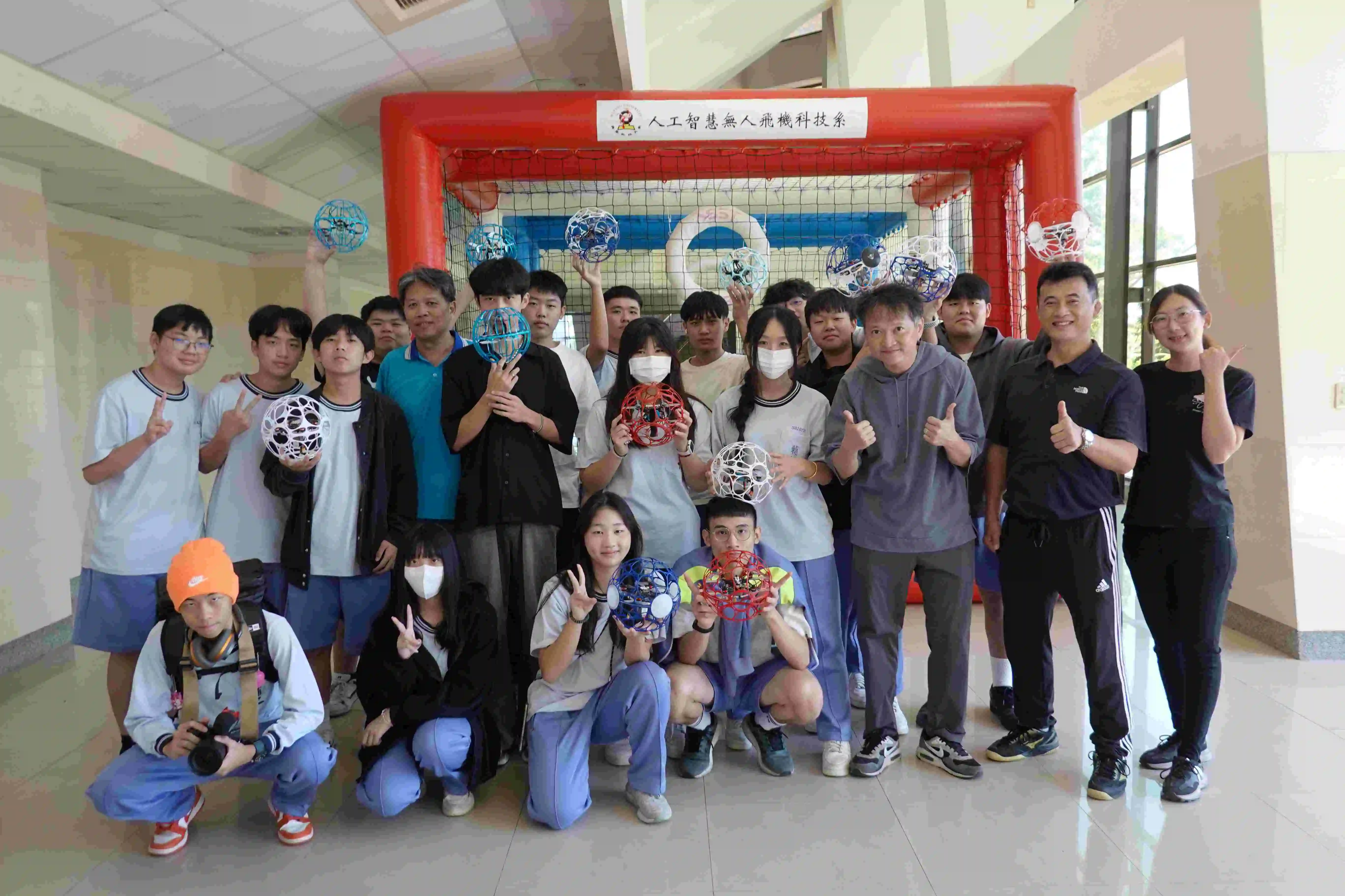 吳鳳科大舉辦雲嘉青年無人機足球賽 培養新興科技人才  高速旋轉球形無人機空中靈活對戰展現技術