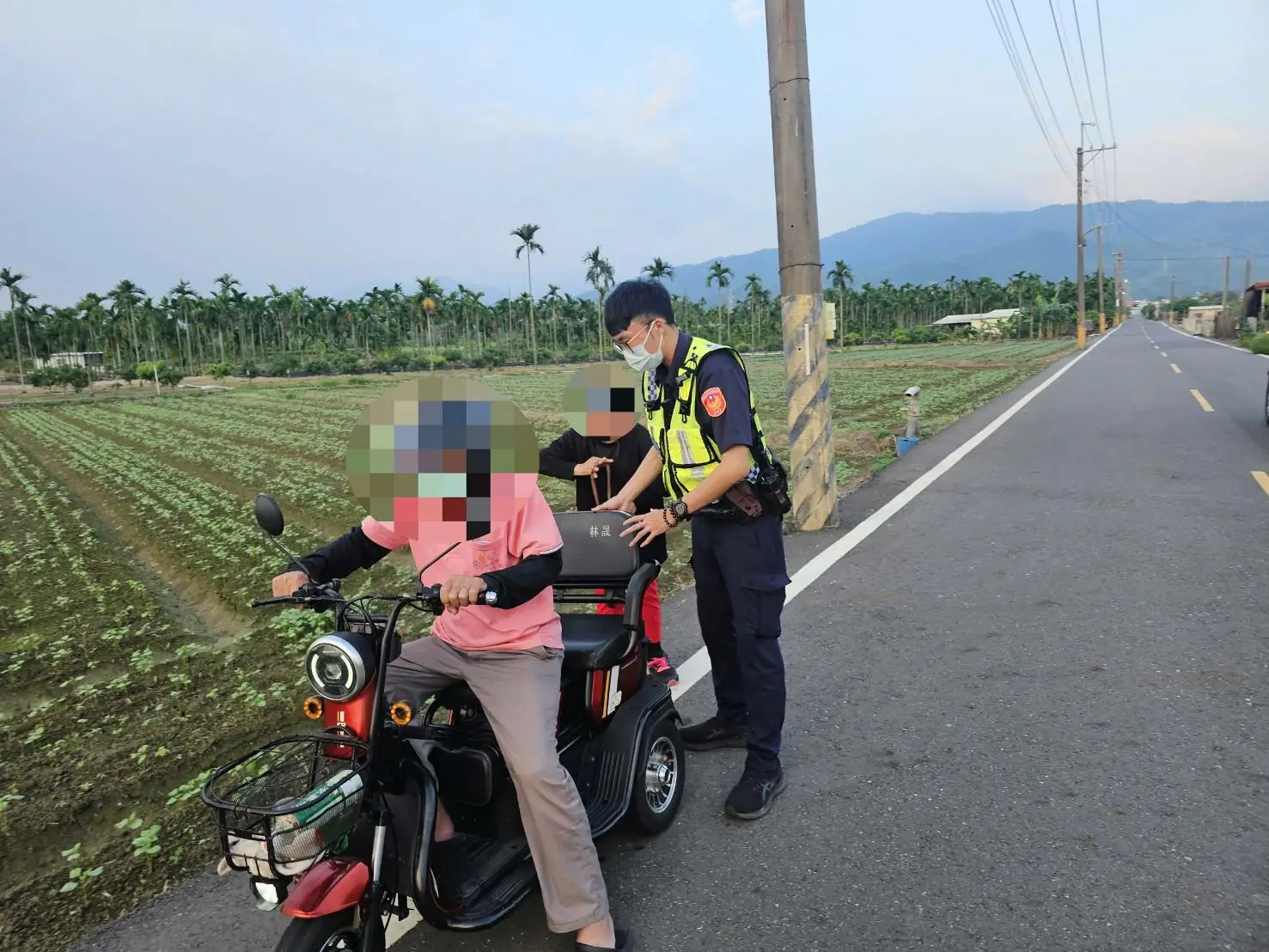 老翁騎電動車故障待援 枋警即時伸援手護返家