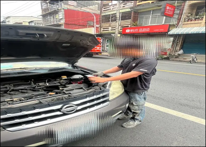 汽車拋錨派出所旁　內埔警電壩溫馨救援