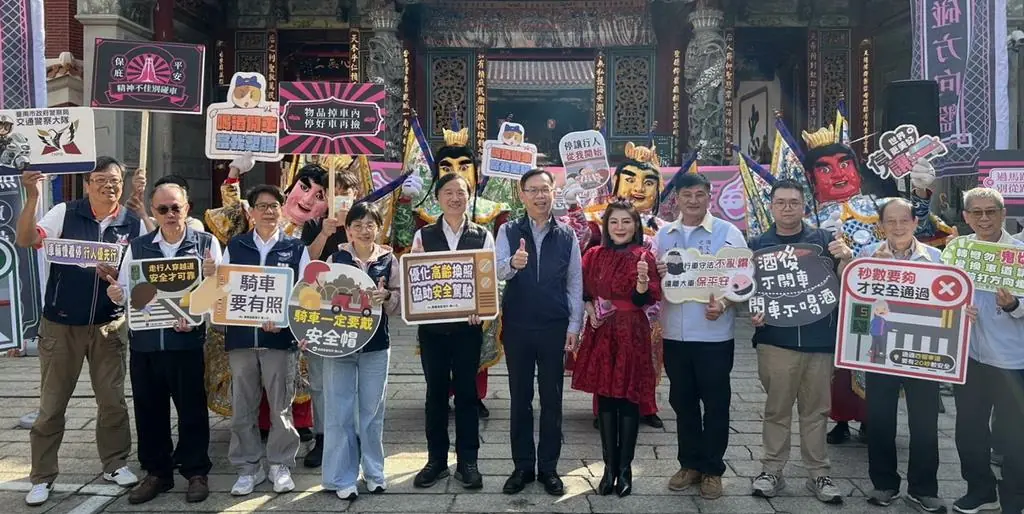 公路局邀保庇天后王彩樺現身台南祀典大天后宮 宣導建立用路人風險意識 公路局邀保庇天后王彩樺現身台南祀典大天后宮 宣導建立用路人風險意識
