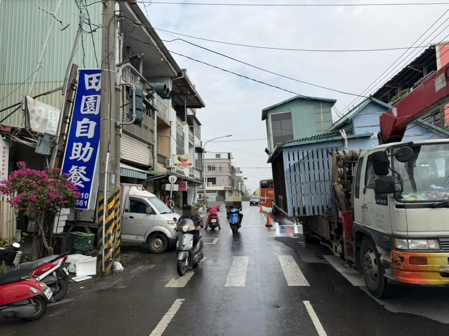 新園鄉南興路駕駛自大貨車載運鴿舍，鴿舍上方勾到電線致電線垂落電桿傾斜一戶已恢復供電