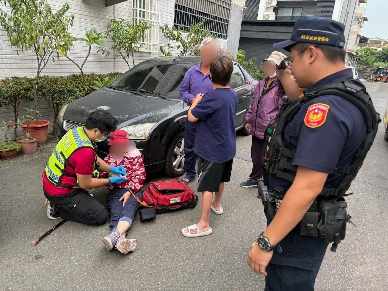 婦人走路不慎自摔 內埔警消協助送醫