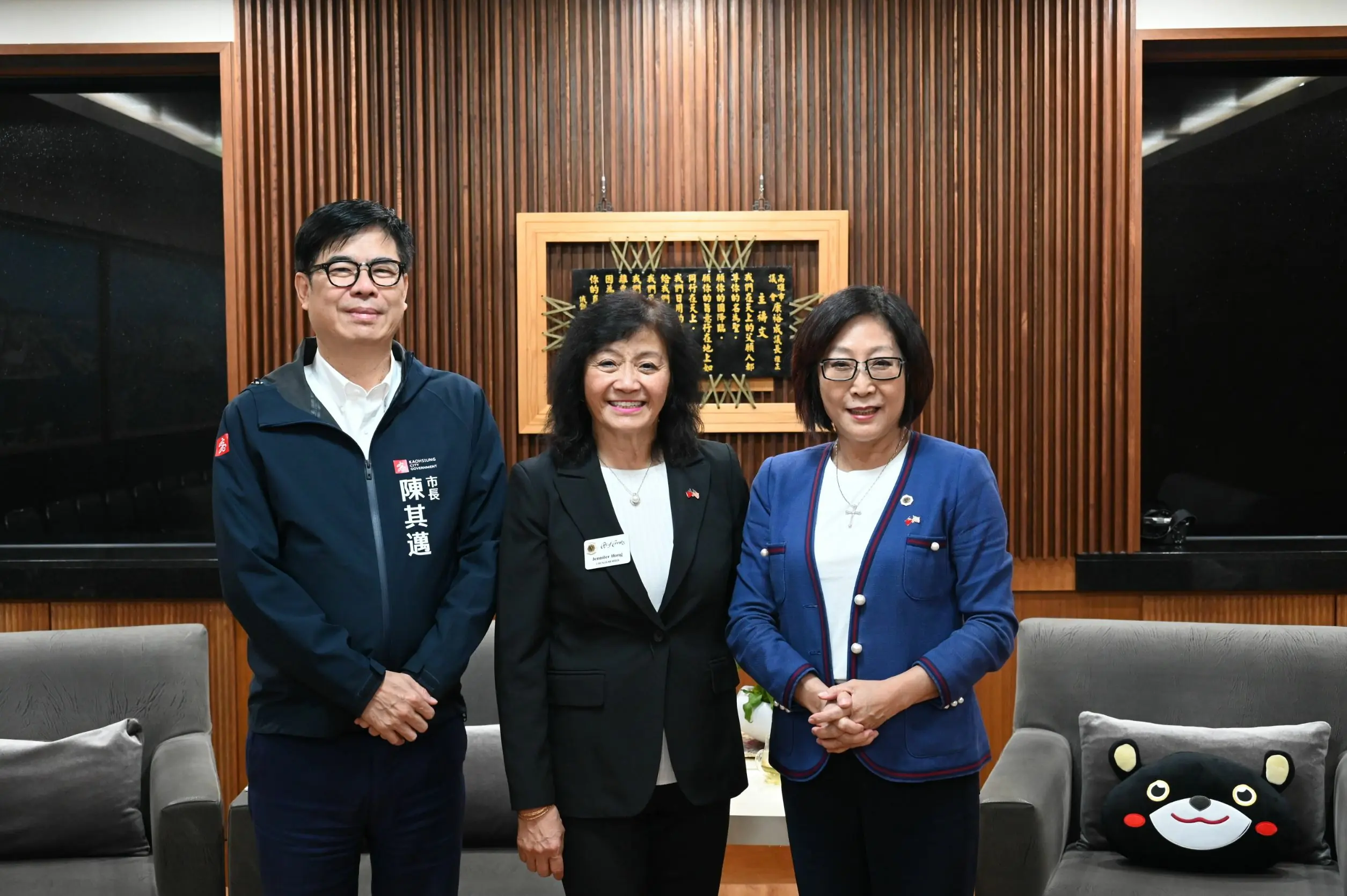 跨越太平洋的綠衣情誼　喜瑞市議員拜會康裕成並與市長合影