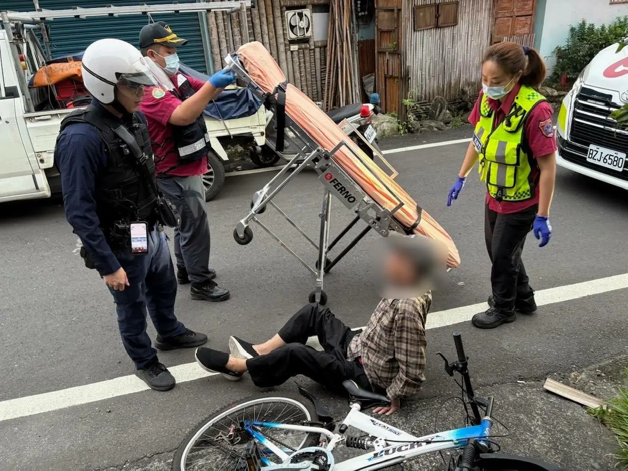 老翁騎腳踏車自摔 內埔警消救援送醫