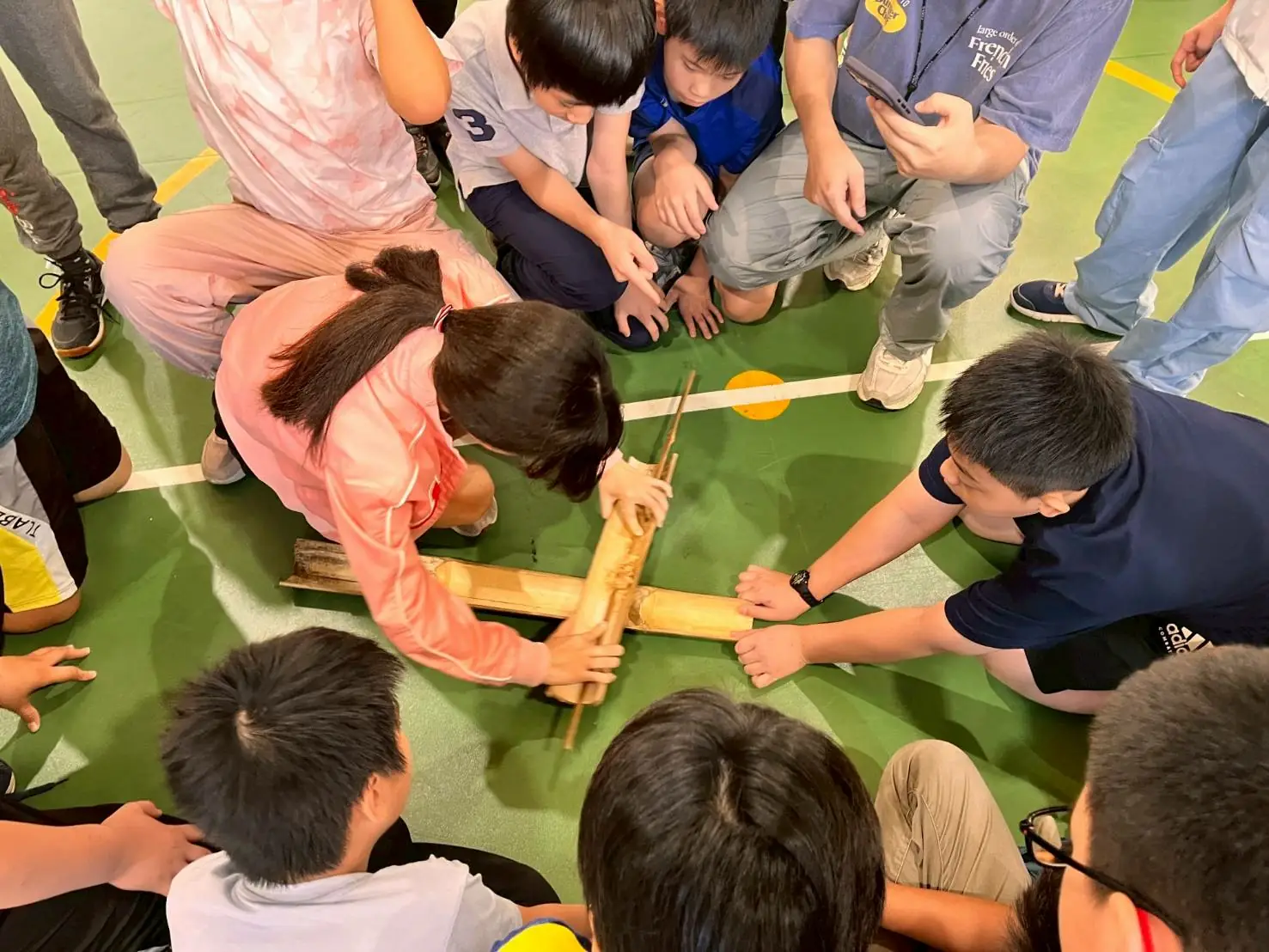 河堤國小山林教育進校園　學生體驗鑽木取火學習尊自然