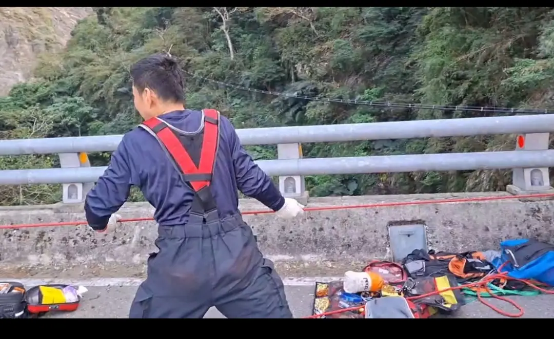 女騎士墜落30公尺深的橋下送醫不治