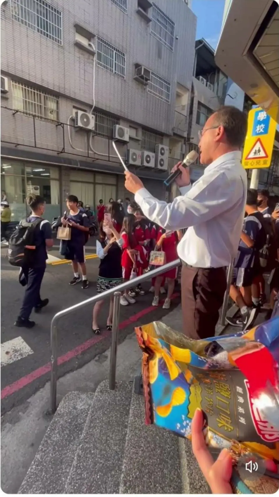 岡山區補習班街頭開槓　代課教師身分惹議　校方強調教學無失當