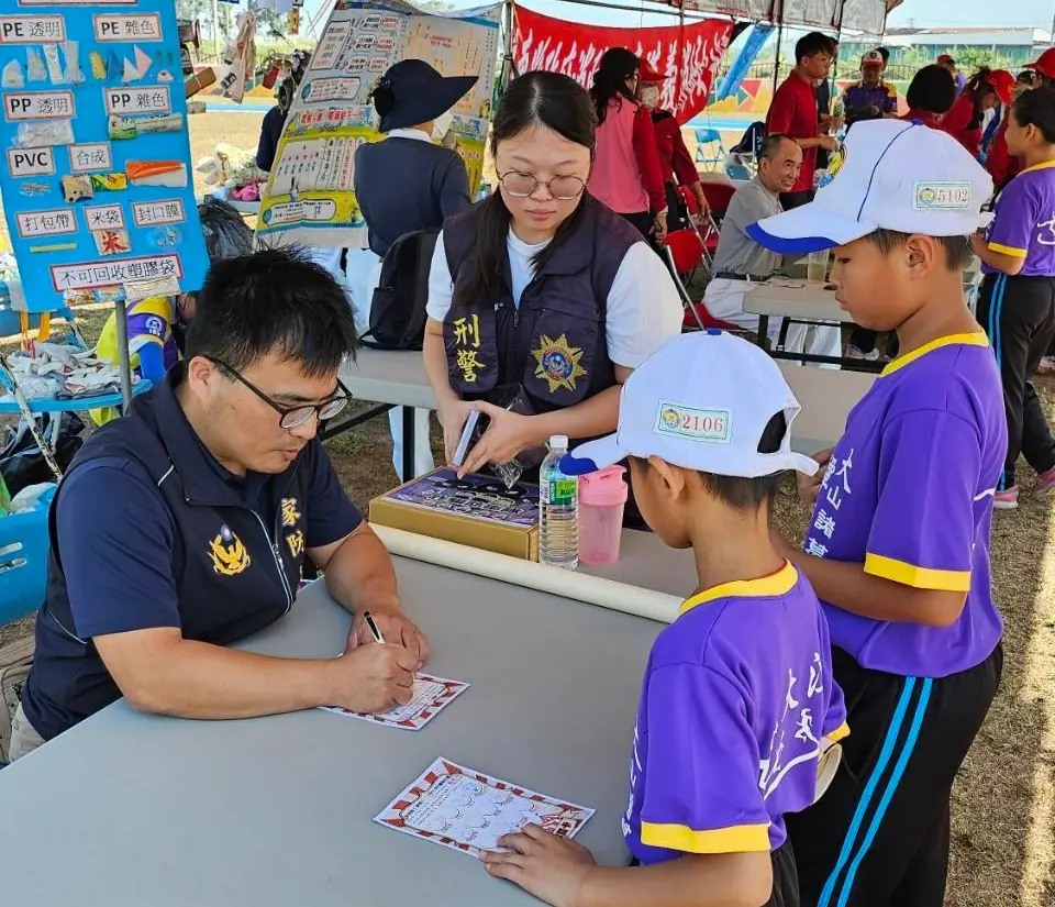 大潭國小歡度校慶 結合東港警設置闖關活動
