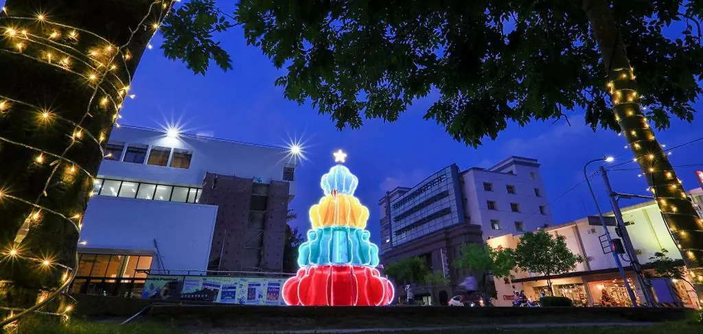 臺南聖誕燈節以光與雲為核心視覺  新營文化中心及河樂燈區接力點亮