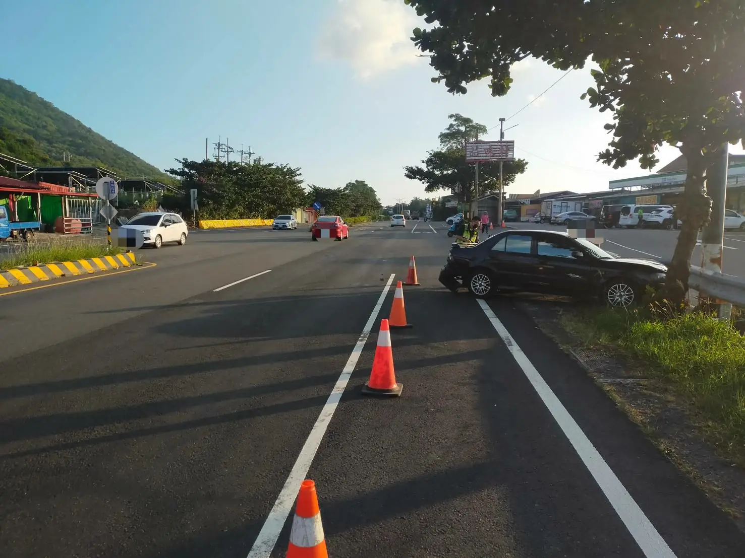 台1線448.5公里處北上車道營業曳引車不慎擦撞自小客車自小客駕駛受傷