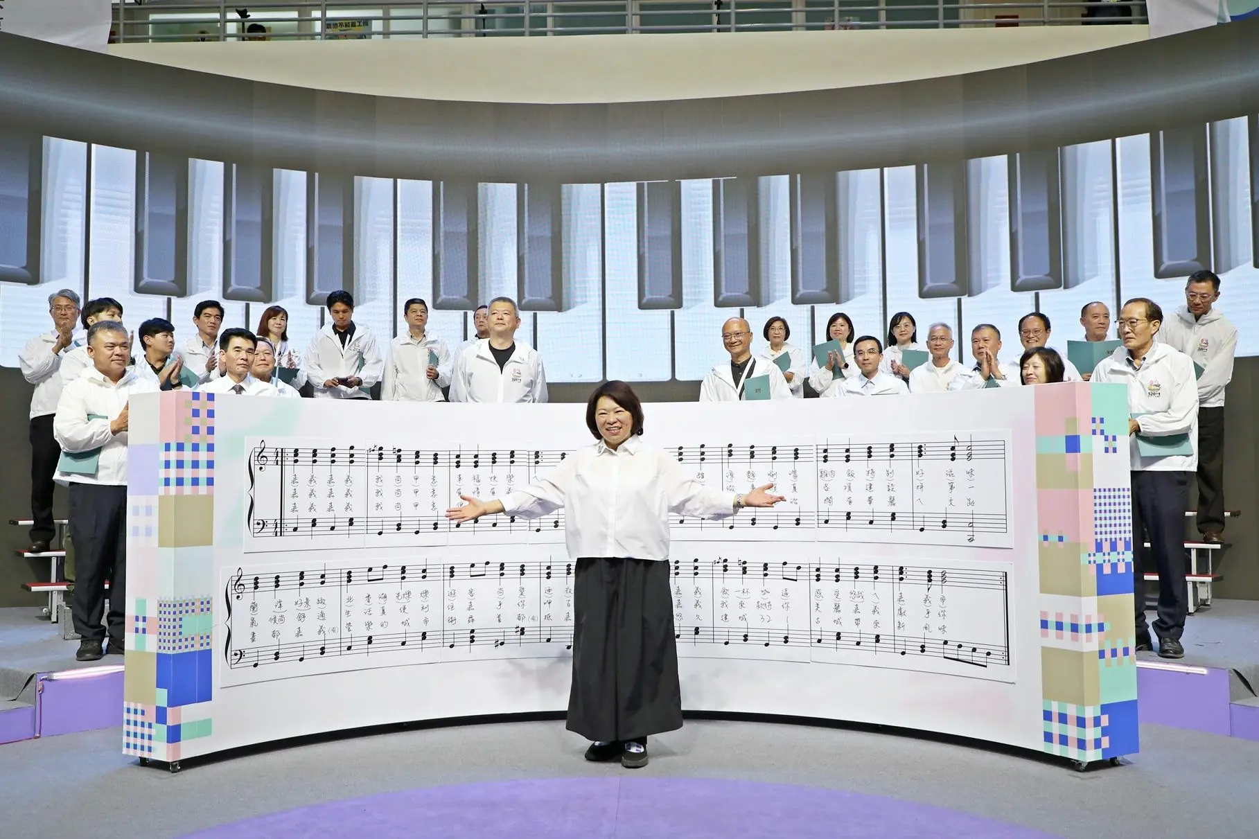 黃敏惠市長施政7周年   宣布普發6000元日期與市民共享經濟果實  與團隊與勇壯合唱樂團同唱嘉義市歡樂頌