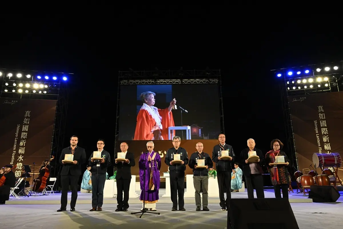 真如國際祈福水燈節善念綿延十一年  萬盞水燈照亮臺北美堤河濱公園界