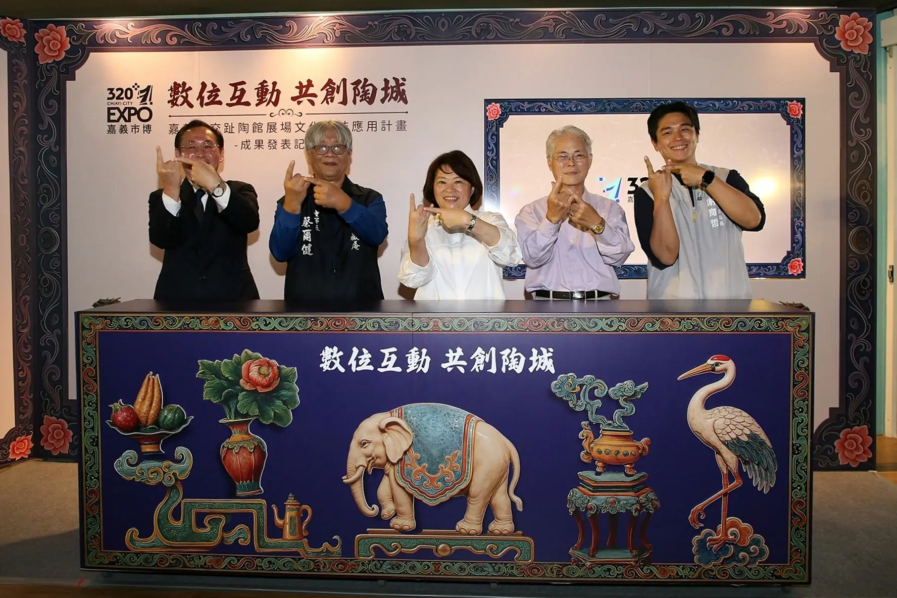 嘉市數位互動.共創陶城互動展 讓民眾以AI科技  體驗在地文化  薪傳獎交趾陶大師呂勝南封刀之作九華山地藏庵「戴潮春事件陶壁」 以更具臨場感的形式重構呈現