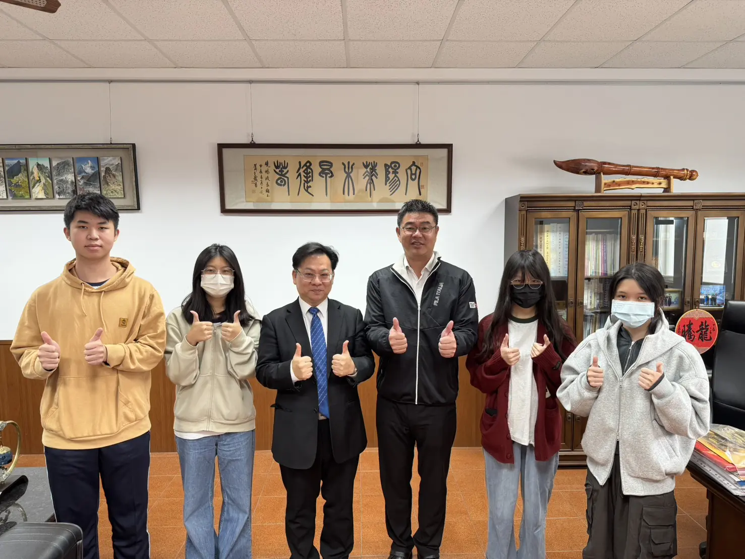 鳳中校友吳任偉返校　勉學弟妹堅持夢想