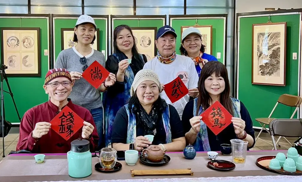 藝術家張進丁揮毫寫春聯贈春聯  墨香茶席邀民眾共品茶香