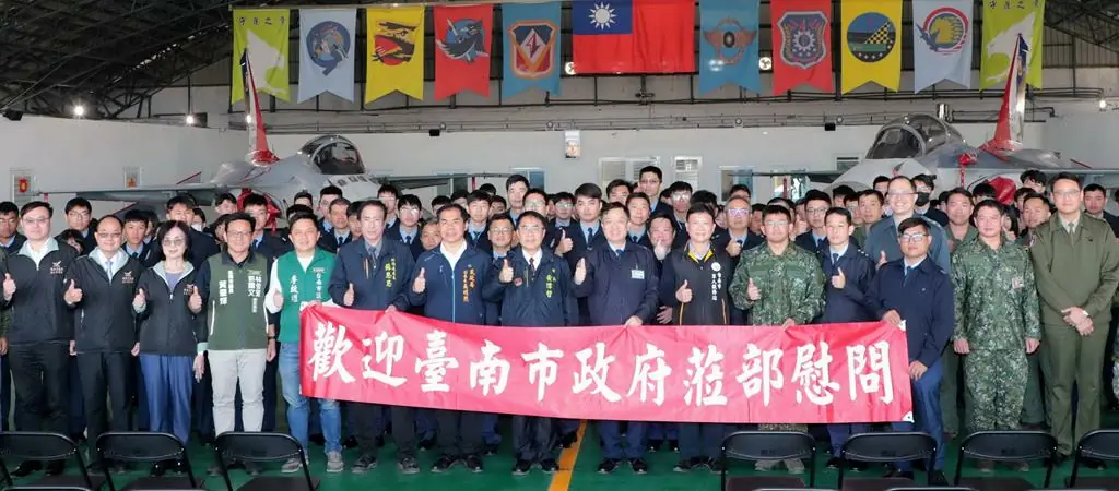 黃偉哲至空軍一聯隊等9單位勞軍贈加菜金  感謝國軍守護台灣安全