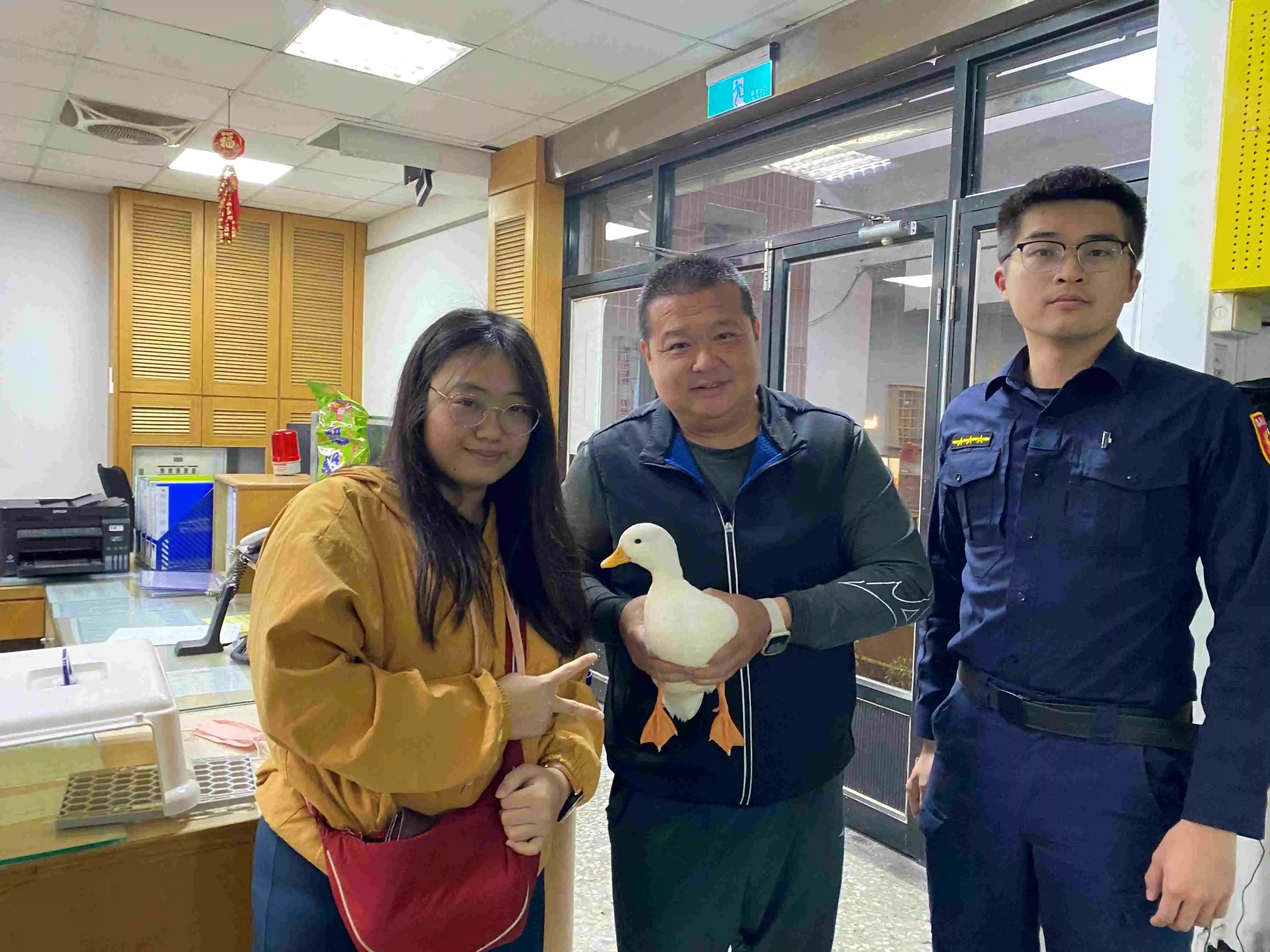 寵物柯爾鴨從天而降  小姐姐又驚又喜  警民暖心合力助團圓  免成薑母鴨