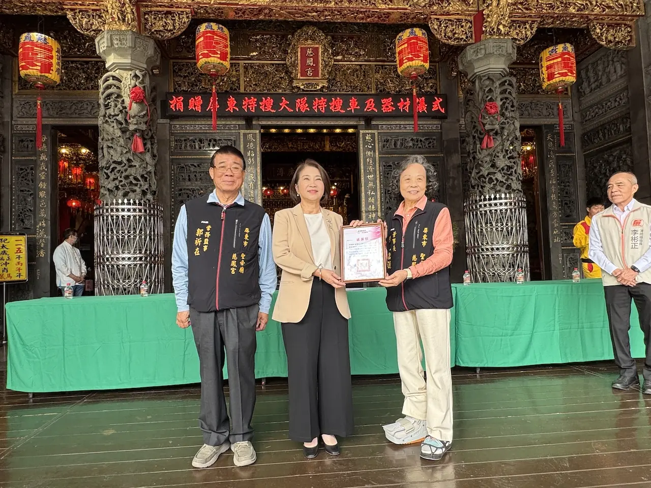 慈鳳宮捐贈消防救災指揮車暨整合式PAC救命器，攜手屏東縣政府守護縣民安全