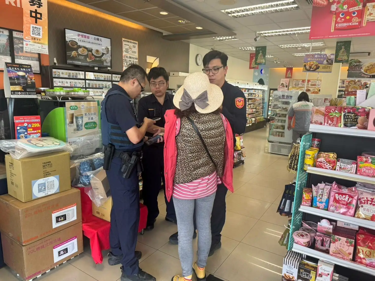 六旬婦網路遇到愛情騙子詐財  急買點數卡 布袋分局警接獲通報即時阻詐