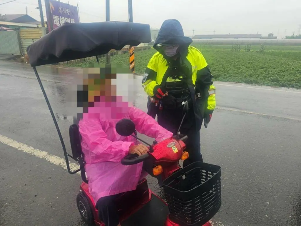 老嫗代步車駛快車道 東港警助解危平安歸
