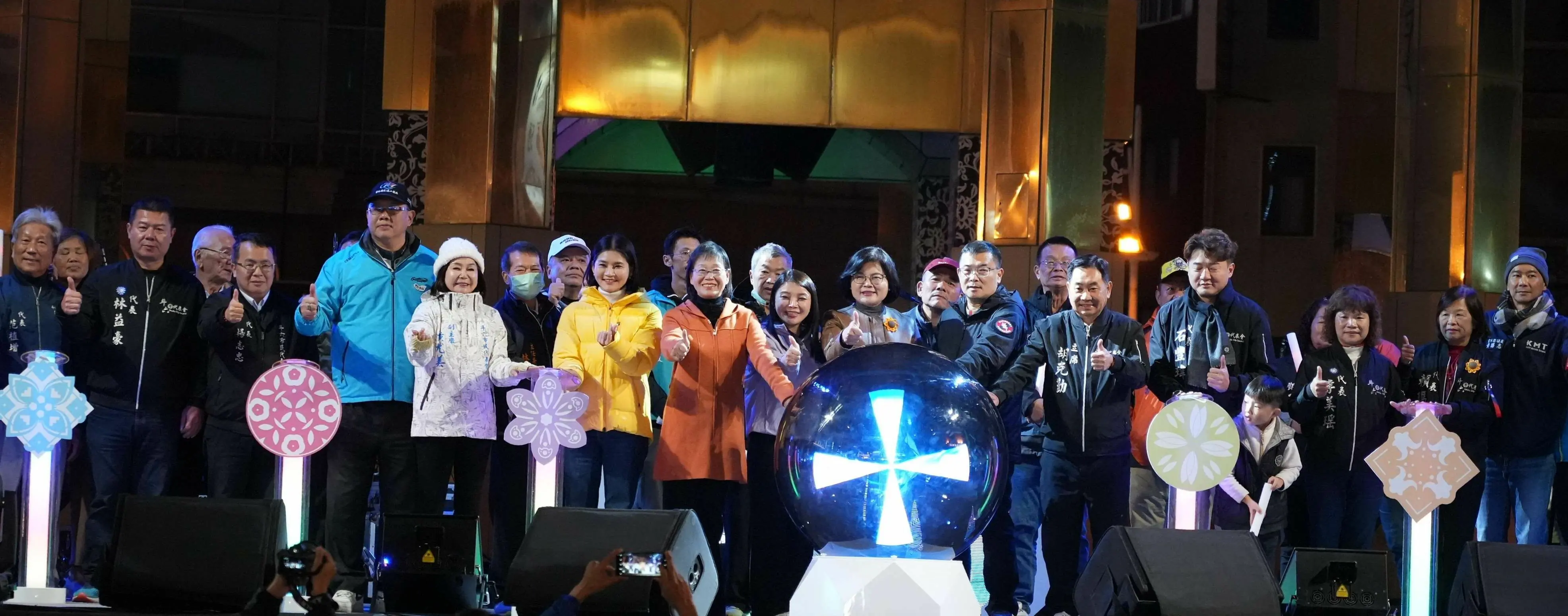 斗六市元旦晚會暨燈籠啟燈,首日吸引近萬名民眾參與,圓環周邊人潮絡繹不絕,氣氛熱鬧滾滾 斗六市元旦晚會暨燈籠啟燈,首日吸引近萬名民眾參與,圓環周邊人潮絡繹不絕,氣氛熱鬧滾滾