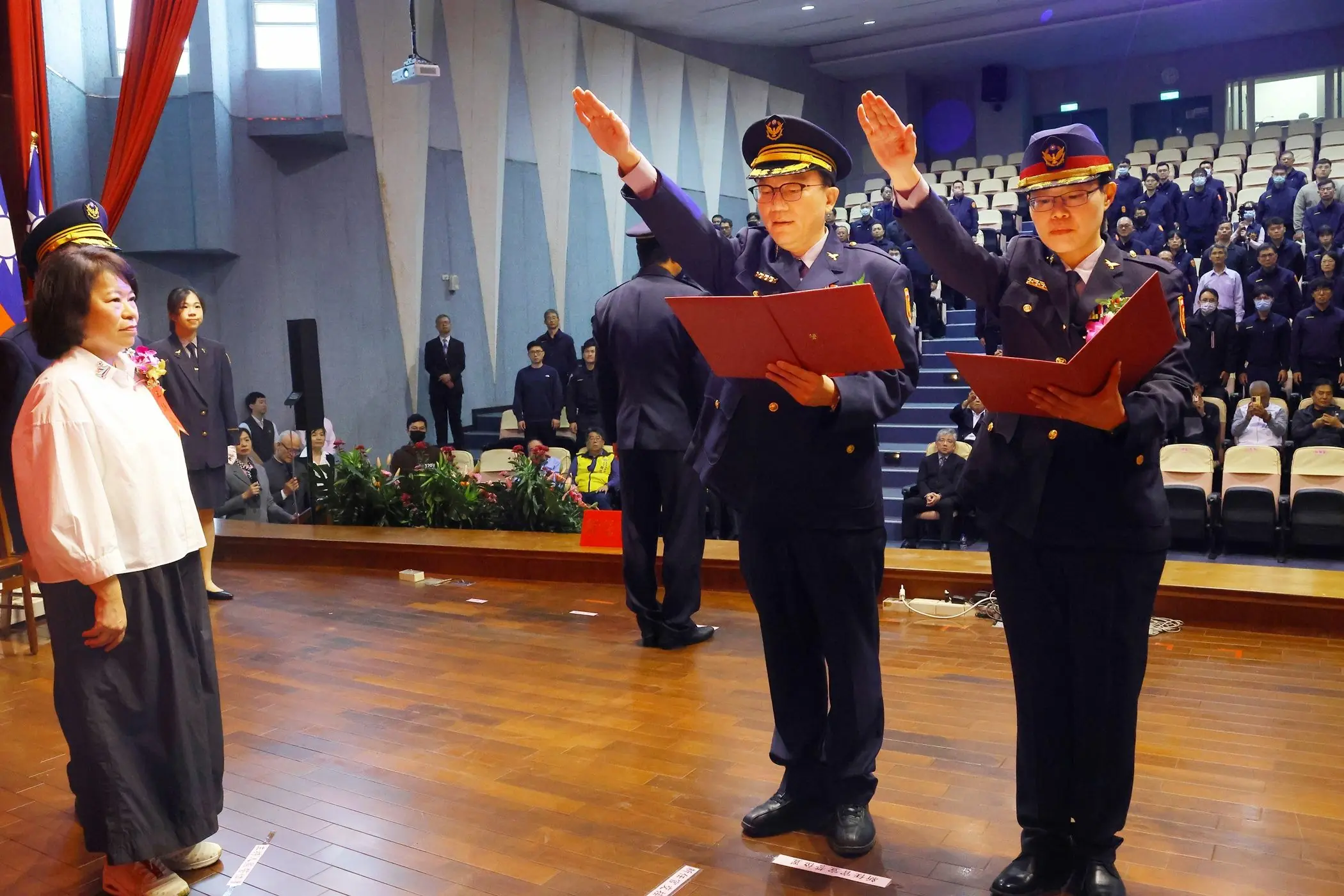 嘉市警察局卸、新任分局長合交接典禮 首位女性分局長林思妙接掌二分局 黃敏惠市長期勉打造有溫度的戰鬥團隊 嘉市警察局卸、新任分局長合交接典禮 首位女性分局長林思妙接掌二分局 黃敏惠市長期勉打造有溫度的戰鬥團隊