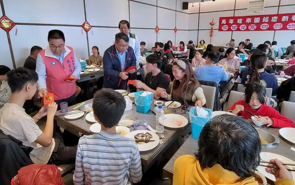 蔡育輝連續8年號召企業揪團做愛心  邀家扶親子參訪議會提前圍爐