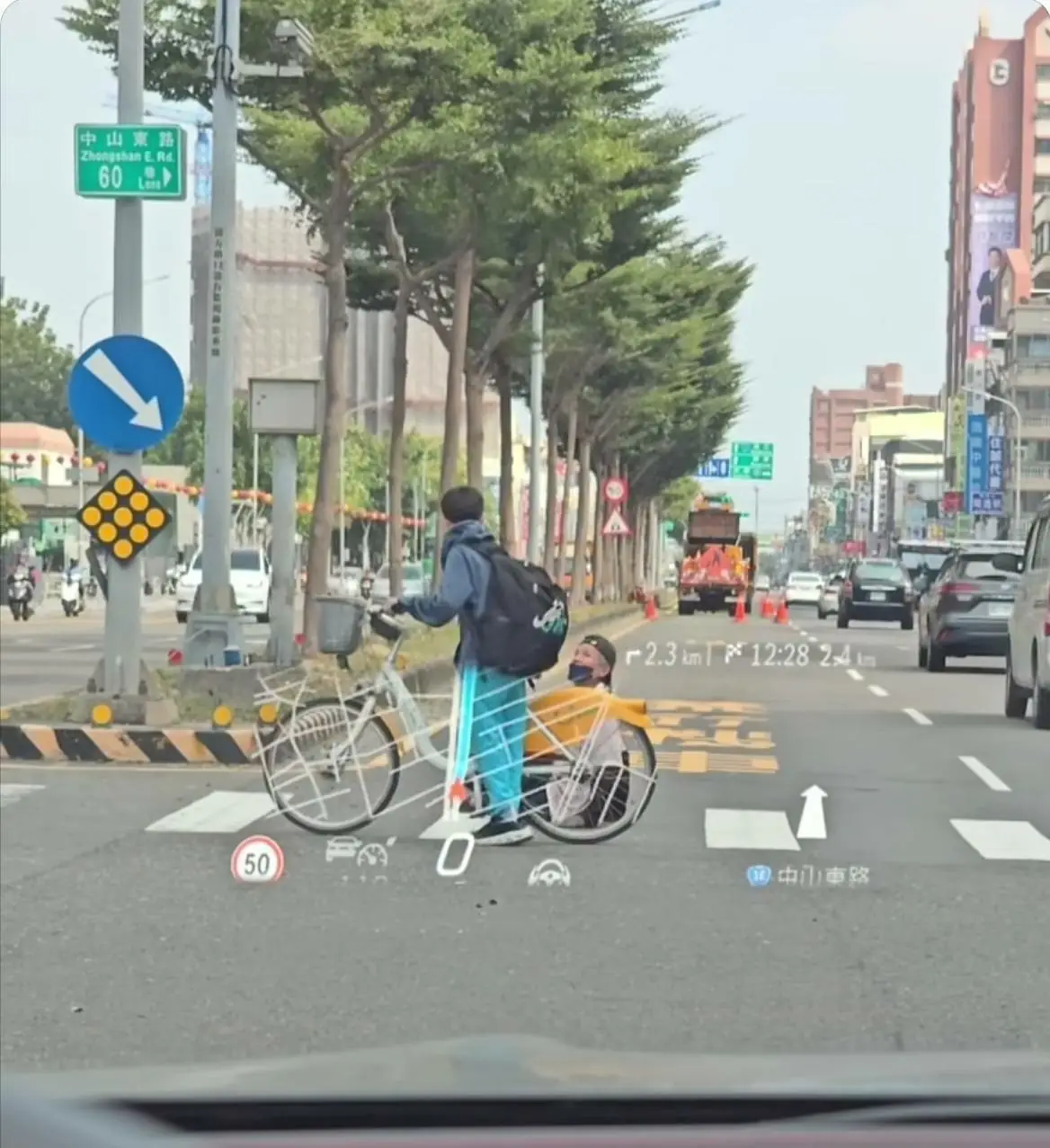 牽車護送身障過街　鳳山國中生善行感動網友