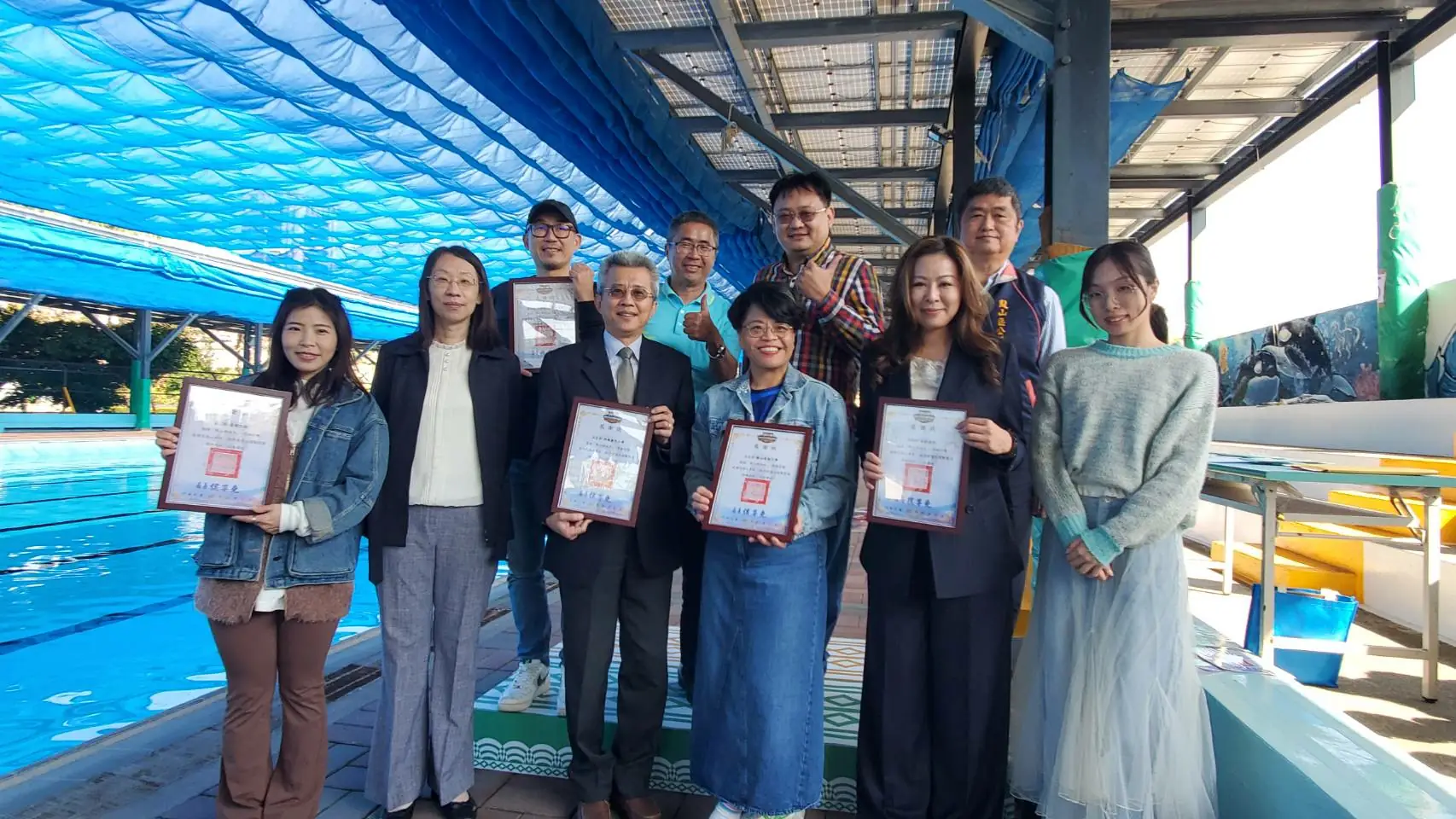 把海洋畫進泳池 鼓山高中彩繪社區空間 把海洋畫進泳池 鼓山高中彩繪社區空間