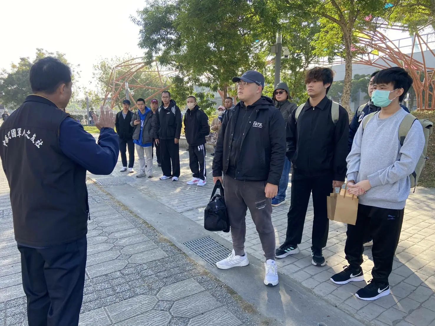 屏東縣軍人服務站蔡尚武專員歡送陸軍0252常備兵入營宣導