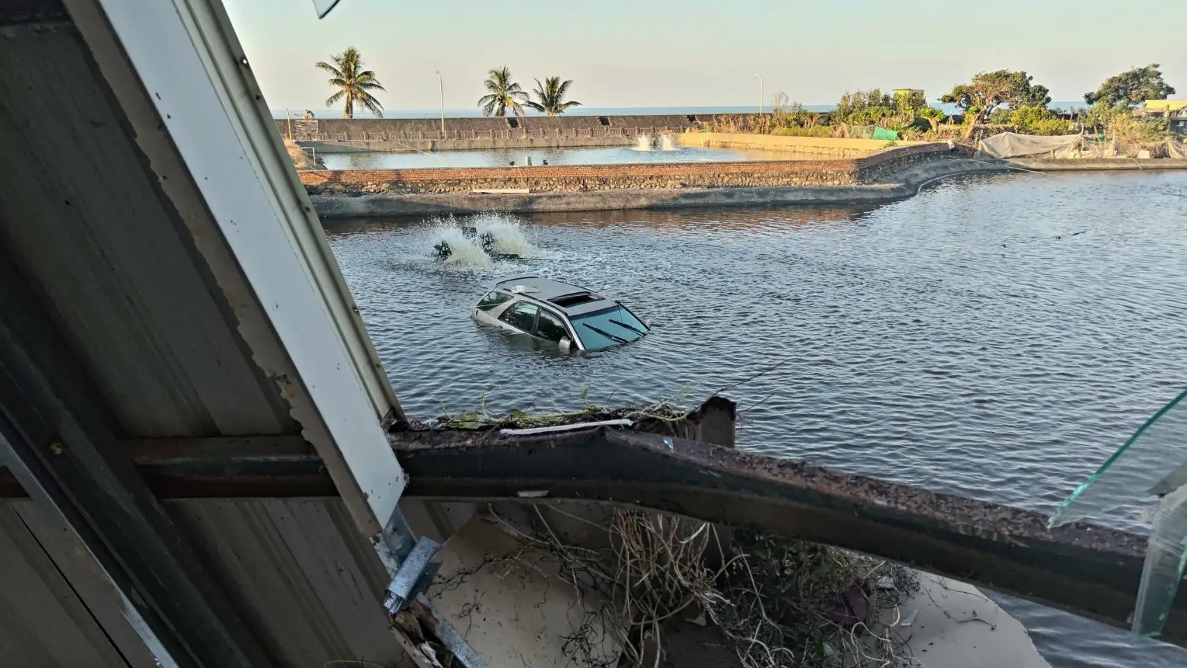 自小客車駕車不慎掉落魚塭 徐男自行脫困未就醫