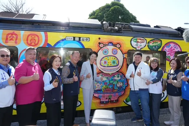 集集線鐵路第一階段復駛通車  西遊記彩繪列車首航