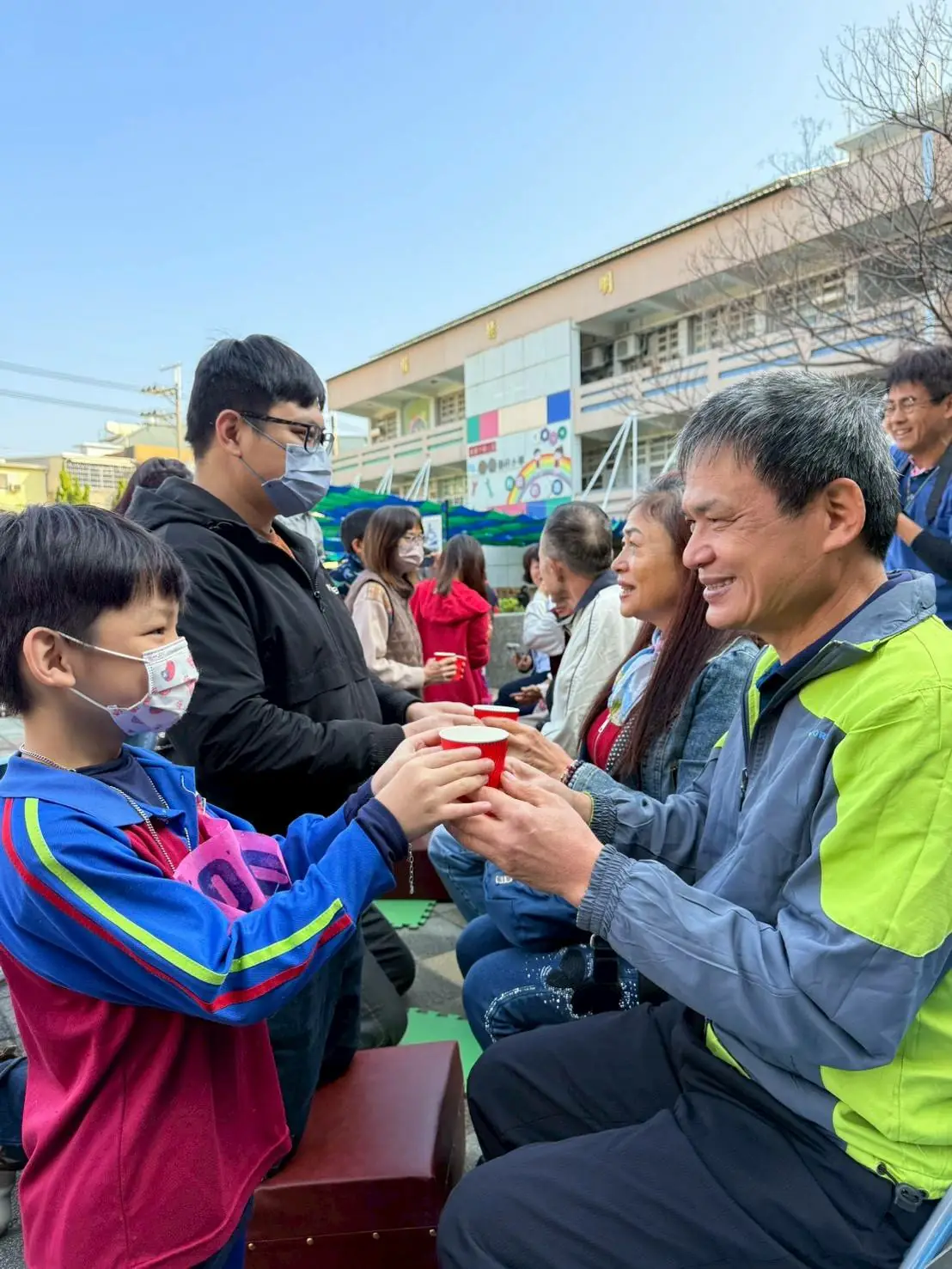 四代同堂跪奉一杯茶　嘉興國小感恩儀式動人心