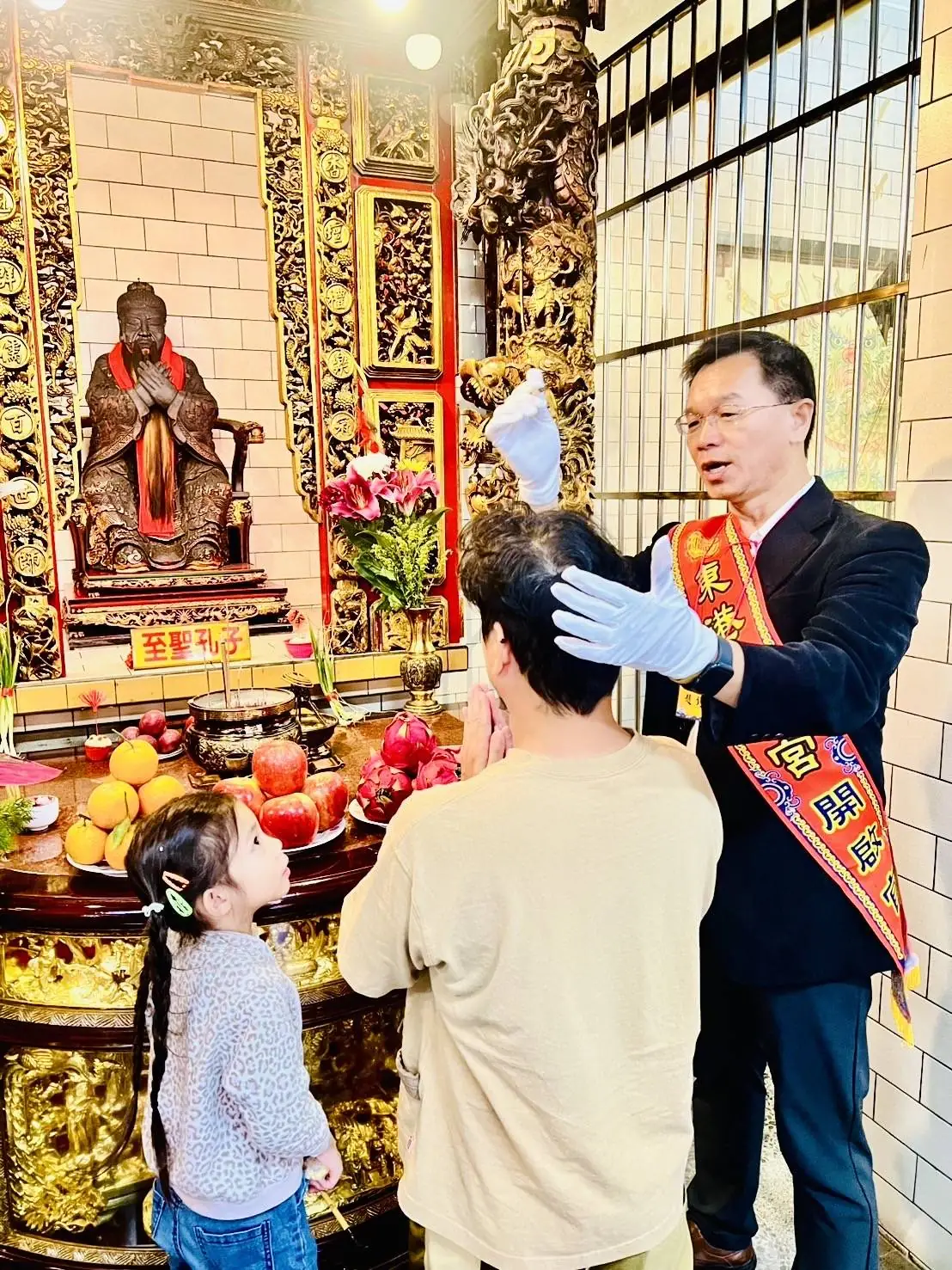 東港東隆宮春節「開智慧」人潮湧現！校長親任開啟官 硃砂點竅傳承教育文化