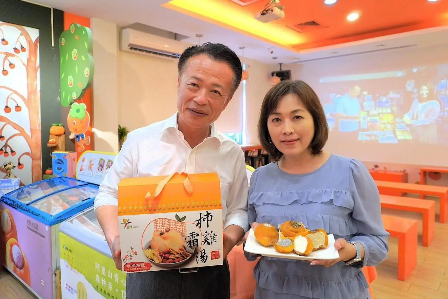 番路鄉農會「柿霜雞」出貨破萬隻  廚藝出色的總幹事趙幸芳親自下廚示範　一雞多吃帶動買氣  年節檔期訂單暴增