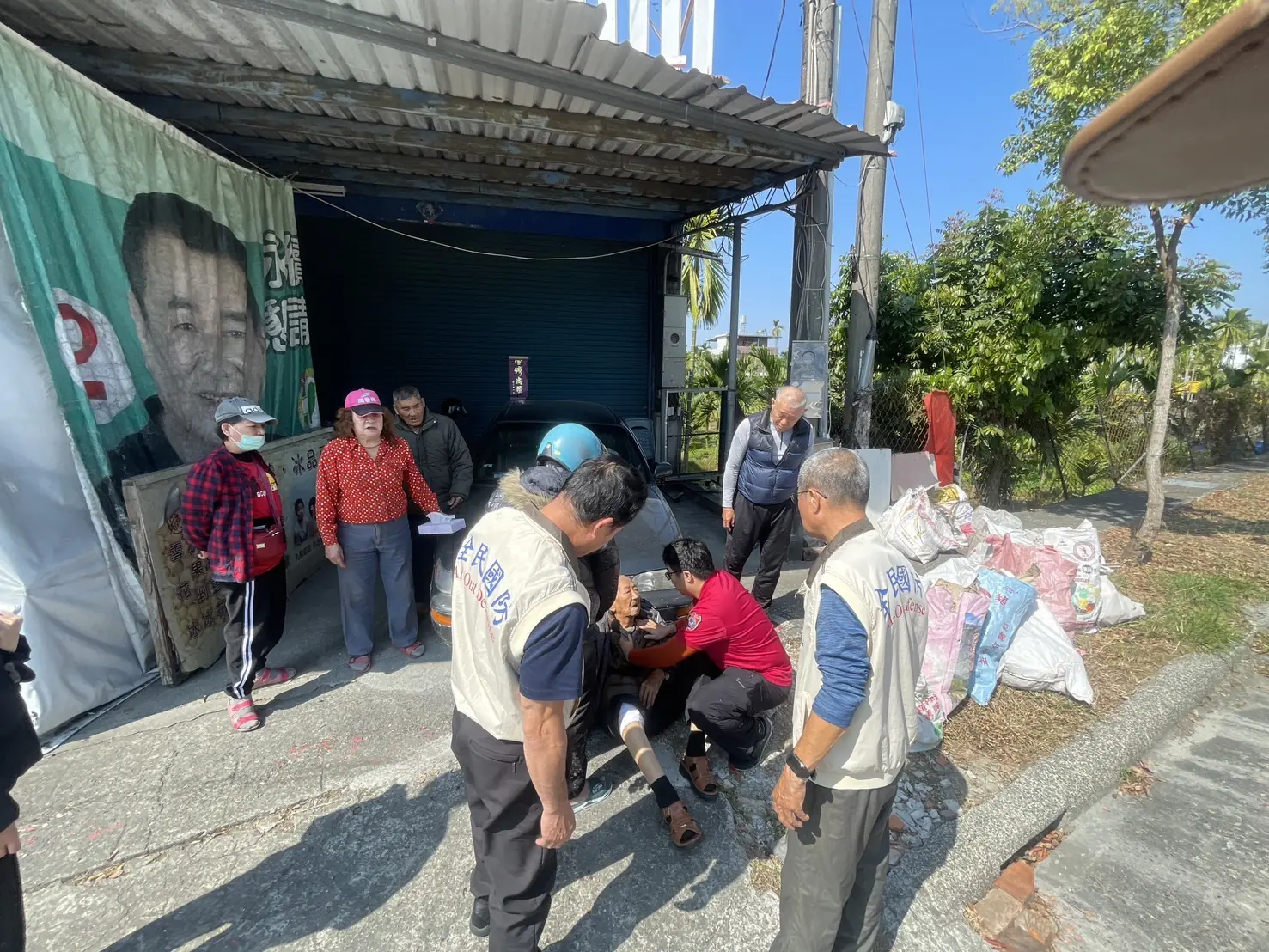 內埔鄉後備軍人輔導中心幹部主動協助車禍事故 展現軍民一心精神