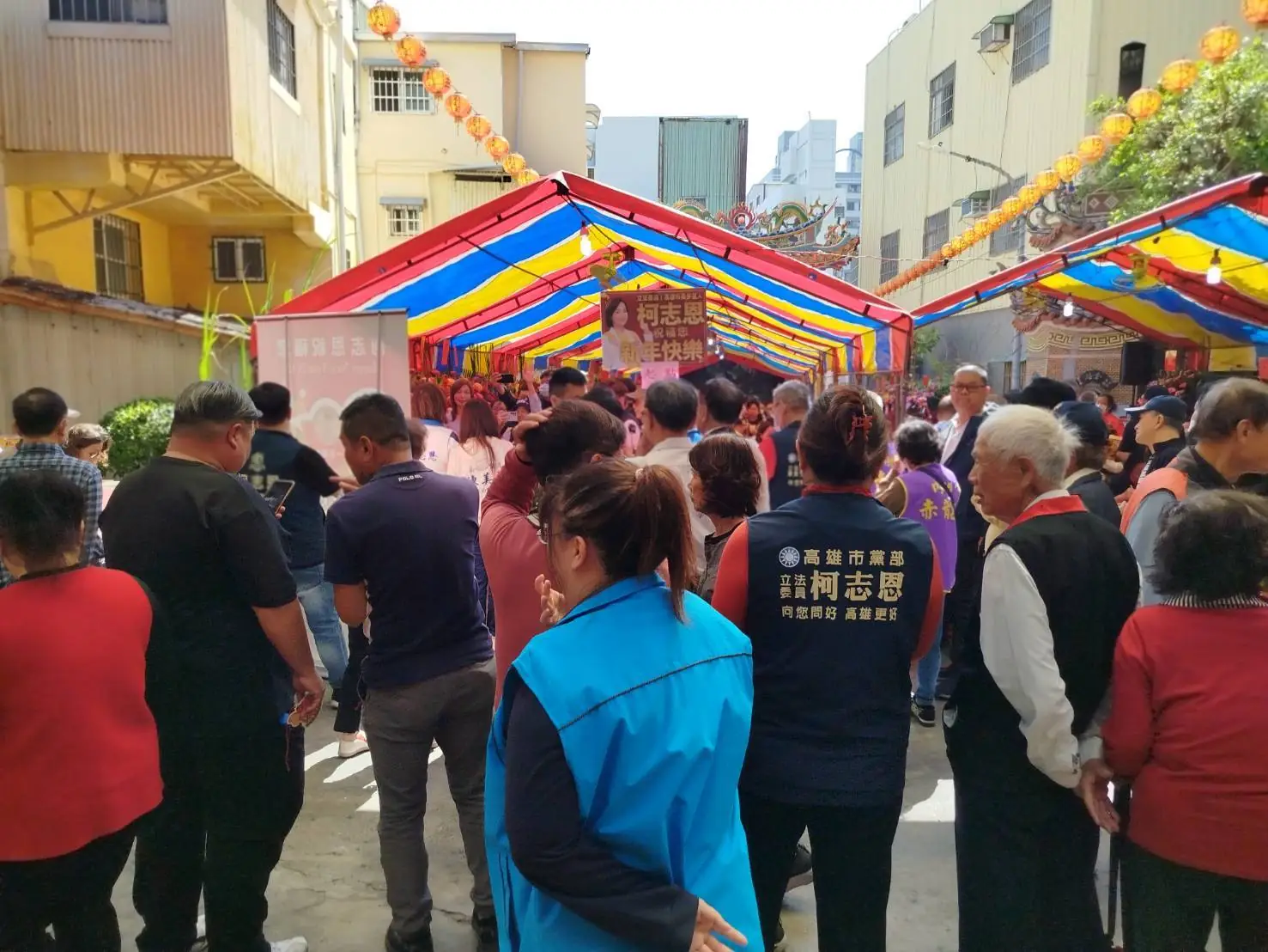 內惟赤龍宮主祀清水祖師佛誕 前來參拜信眾絡繹不絕 廟埕熱鬧滾滾祈求國泰民安 內惟赤龍宮主祀清水祖師佛誕 前來參拜信眾絡繹不絕 廟埕熱鬧滾滾祈求國泰民安