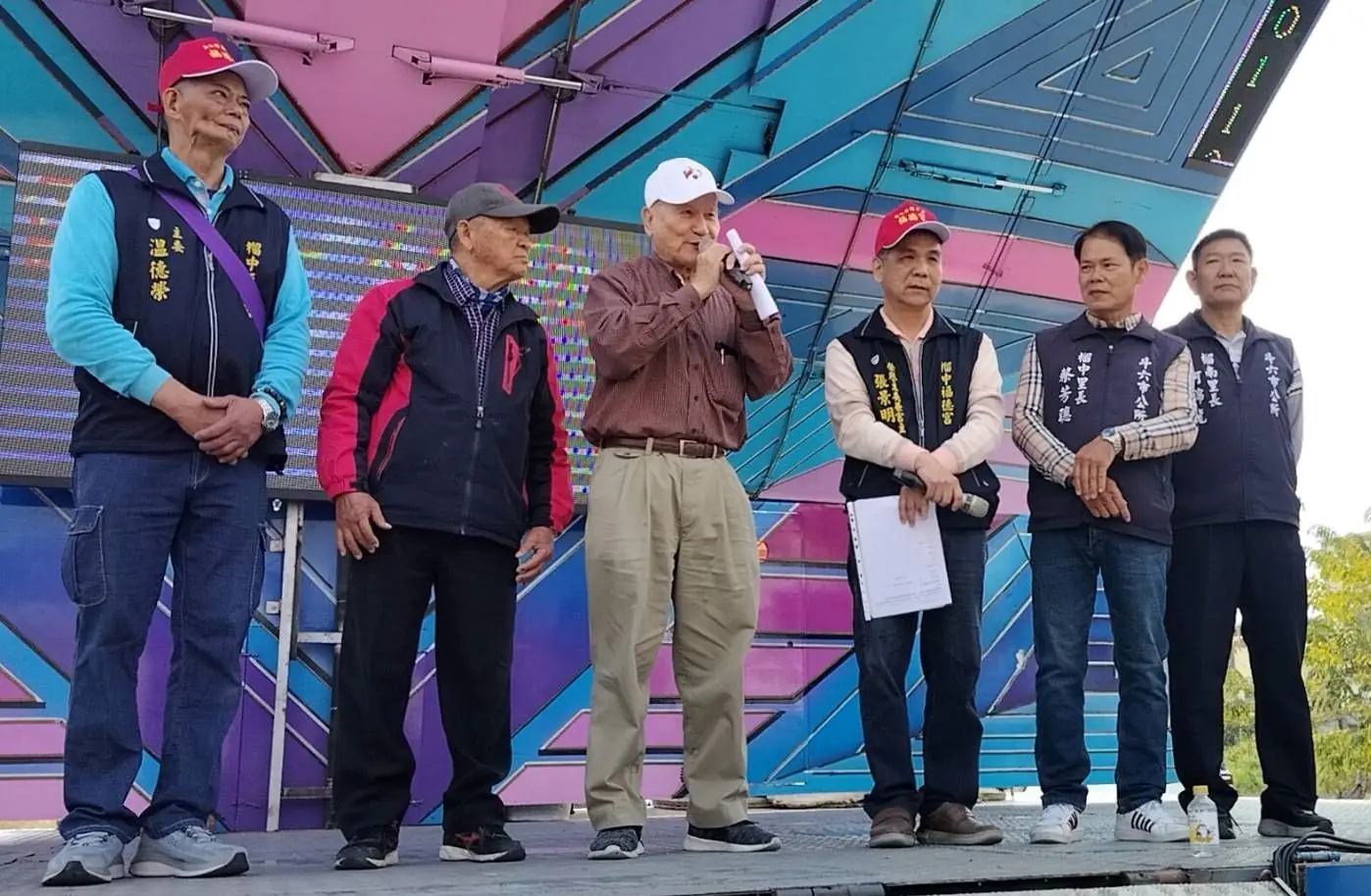 旅美鄉親蔡松平夫妻返鄉送愛心，頒發清寒助學金與弱勢救助金，以實際行動支持故鄉教育與弱勢