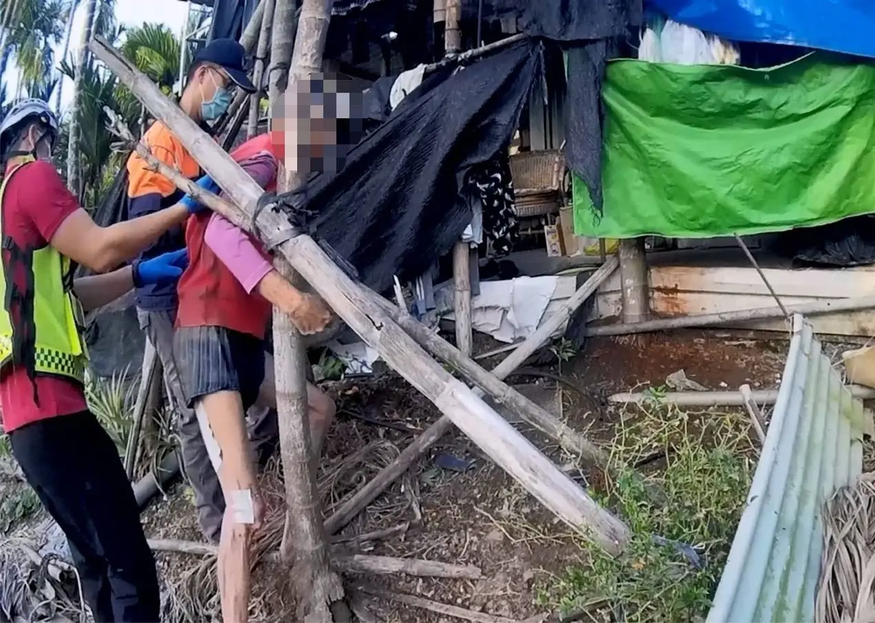 老翁在農田內摔倒 內埔警消聯合救援