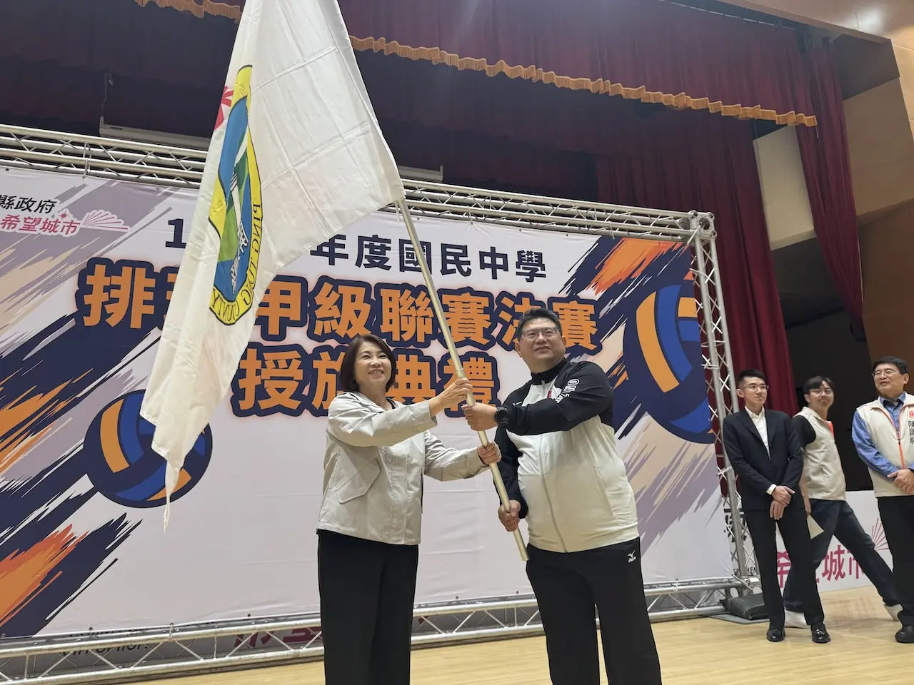 新園國中男女排打進甲級聯賽決賽，周春米授旗鼓勵再創佳績為屏爭耀